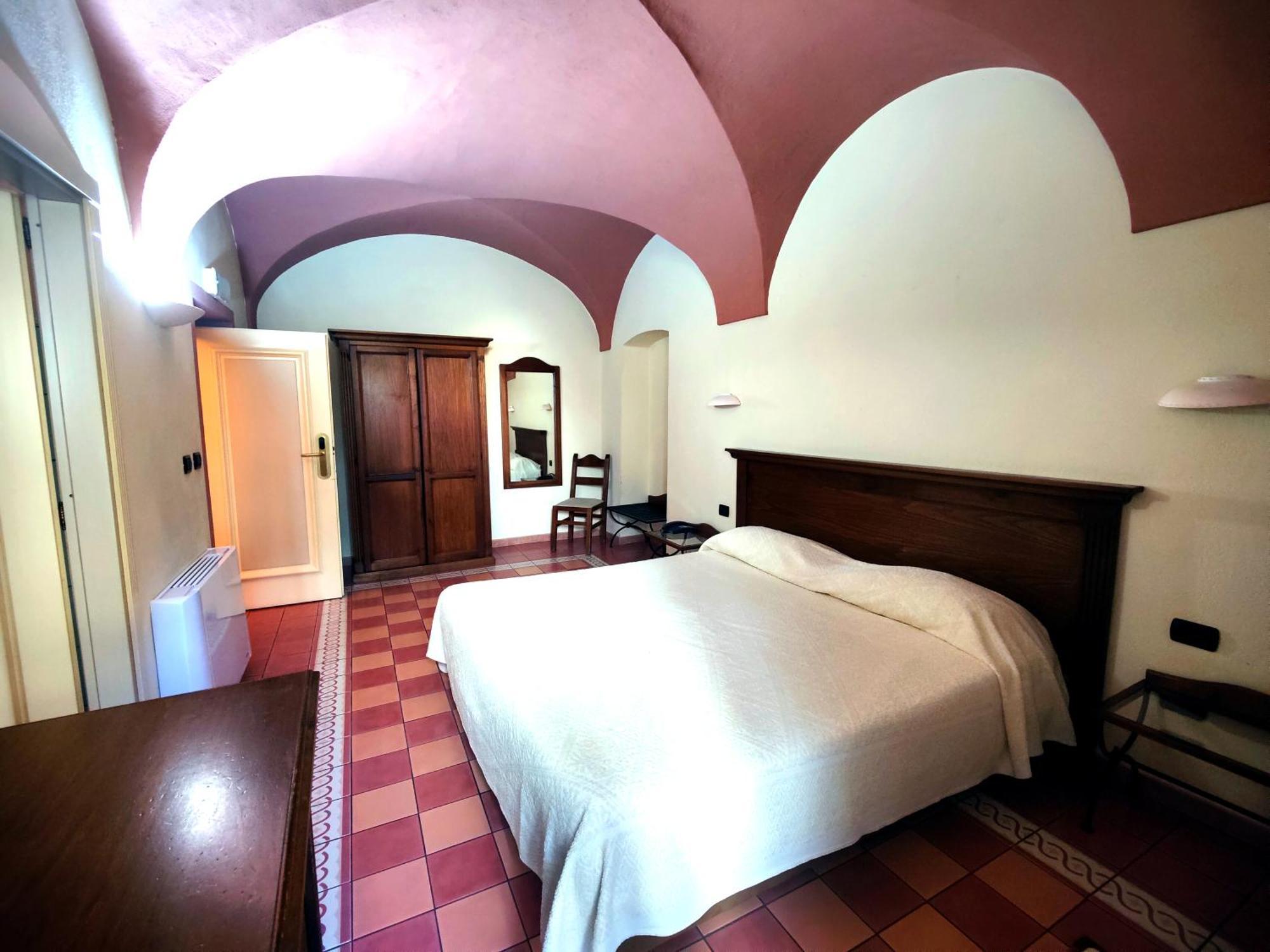 Corte Fiorita Diffuso Hotel Bosa